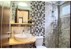 シャワー、ヘアドライヤー、タオル