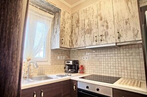 Fridge, oven, stovetop, coffee/tea maker