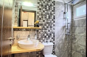 Dusche, Haartrockner, Handtücher