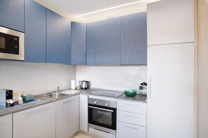 Frigorifero, microonde, forno, piano cottura