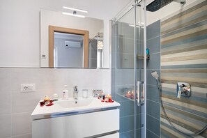 Chuveiro, secador de cabelo, toalhas de banho 