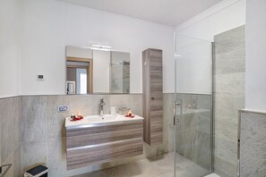 Dusche, Haartrockner, Handtücher