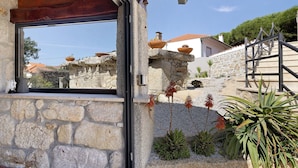 A stone building with a window, a stone wall, and a staircase. - Holiday Home 'Da Lage' with Sea View, Wi-Fi and Air Conditioning (Castelo do Neiva)