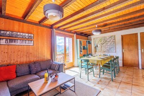 Fernseher, Kamin, DVD-Player