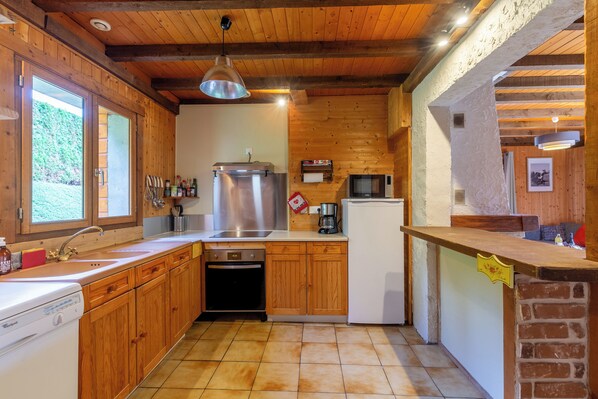 Frigorifero, microonde, forno, piano cottura