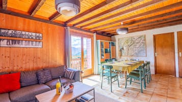 Televisión, chimenea, reproductor de DVD