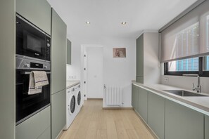 Fridge, microwave, oven, stovetop - Villa Elena (Marbella)