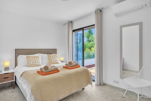 5 bedrooms, iron/ironing board, free WiFi, bed sheets - Villa Elena (Marbella)