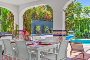 Outdoor dining - Villa Elena (Marbella)