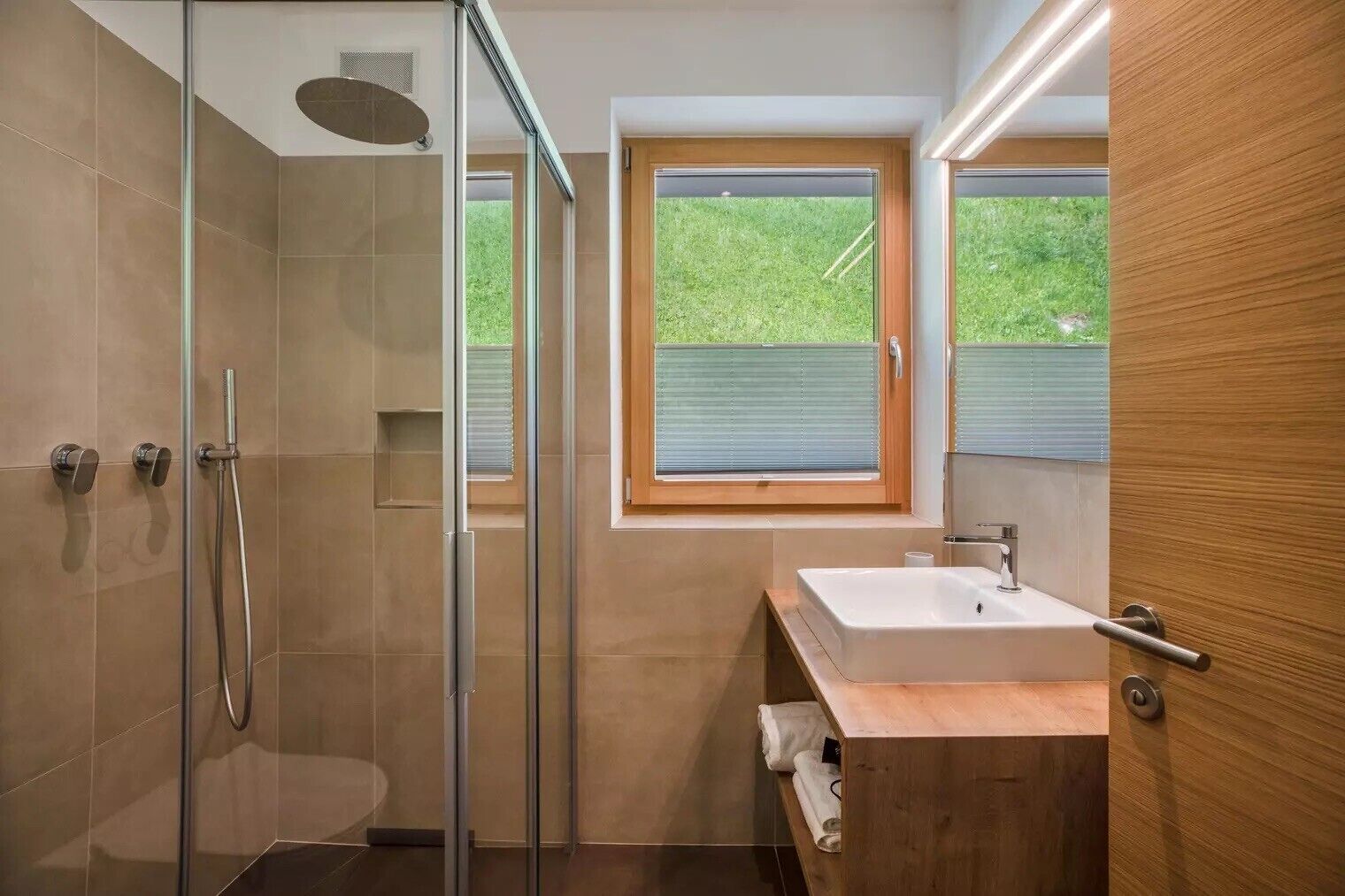 Een douche, een haardroger, handdoeken