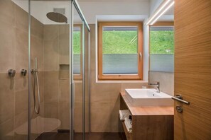 Een douche, een haardroger, handdoeken
