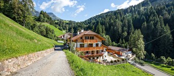 Holiday Apartment "Bachwiesl Hof Apt Gonn" with Mountain View, Balcony & Wi-Fi