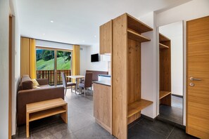 TV - Holiday Apartment "Bachwiesl Hof Apt Gonn" with Mountain View, Balcony & Wi-Fi (Proves)