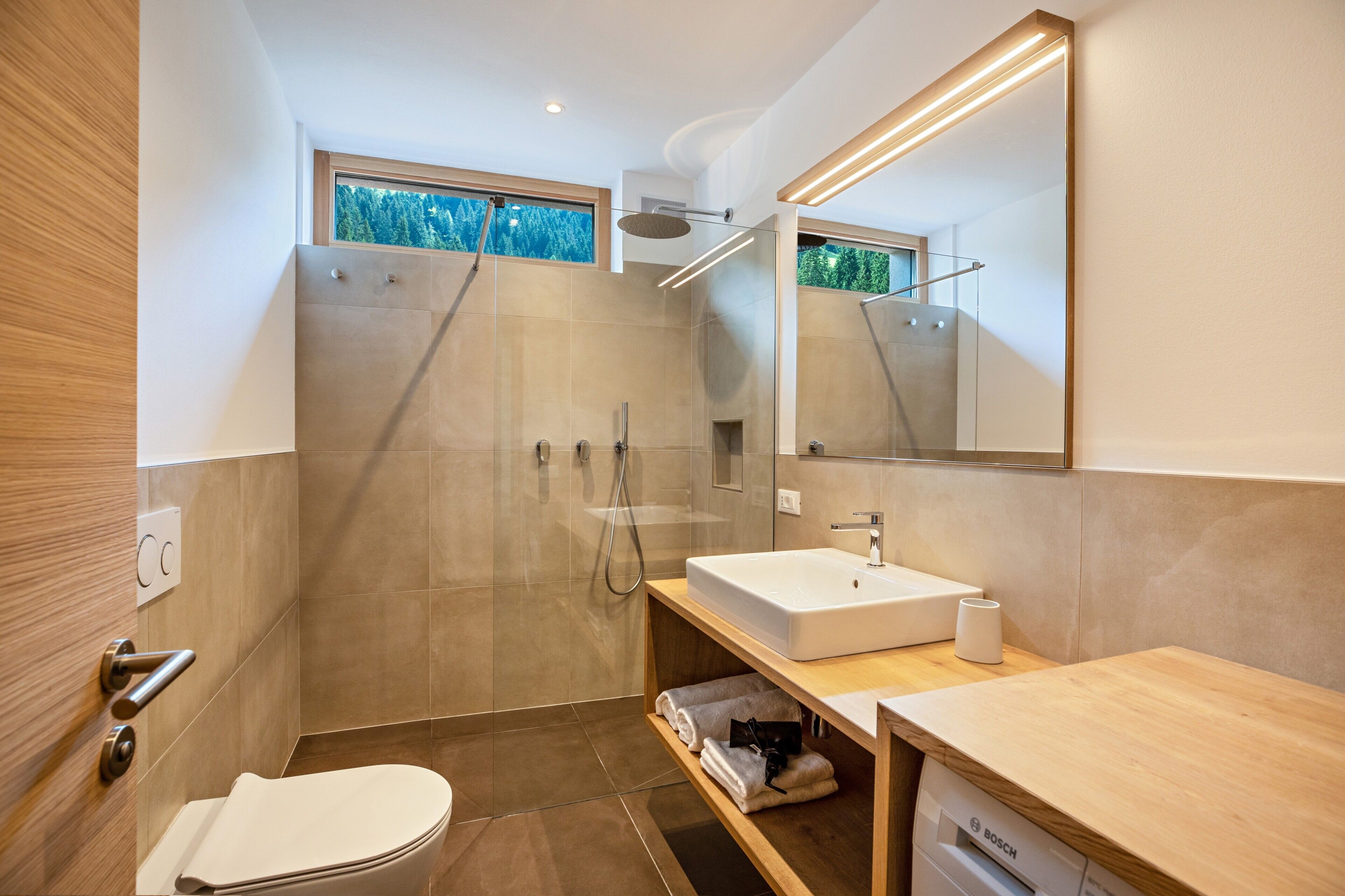 Een douche, gratis toiletartikelen, een haardroger, handdoeken