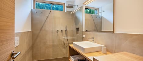 Dusche, kostenlose Toilettenartikel, Haartrockner, Handtücher