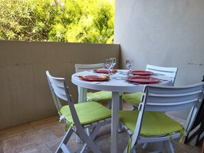 Outdoor dining - French flat T2, Seaside, Corsica, Balagne, Calvi, Ile Rousse, Algajola (Algajola)