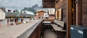 Chalet 'Baita Pecol' with Mountain View, Balcony and Wi-Fi