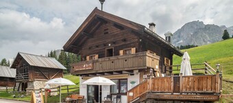 Chalet 'Baita Pecol' with Mountain View, Balcony and Wi-Fi