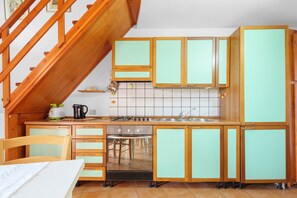 Fridge, oven, stovetop, coffee/tea maker