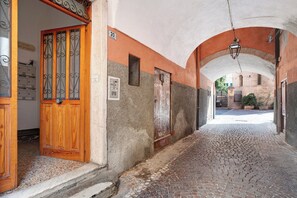 المنطقة المحيطة بالمنشأة