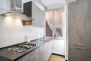 Køleskab, mikrobølgeovn, ovn, kogeplade