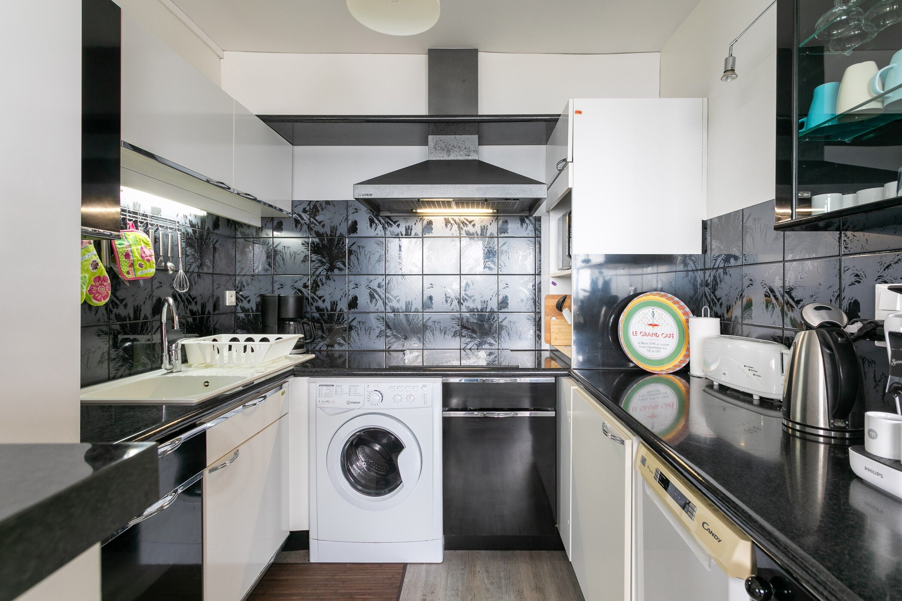 Køleskab, mikrobølgeovn, kogeplade, opvaskemaskine