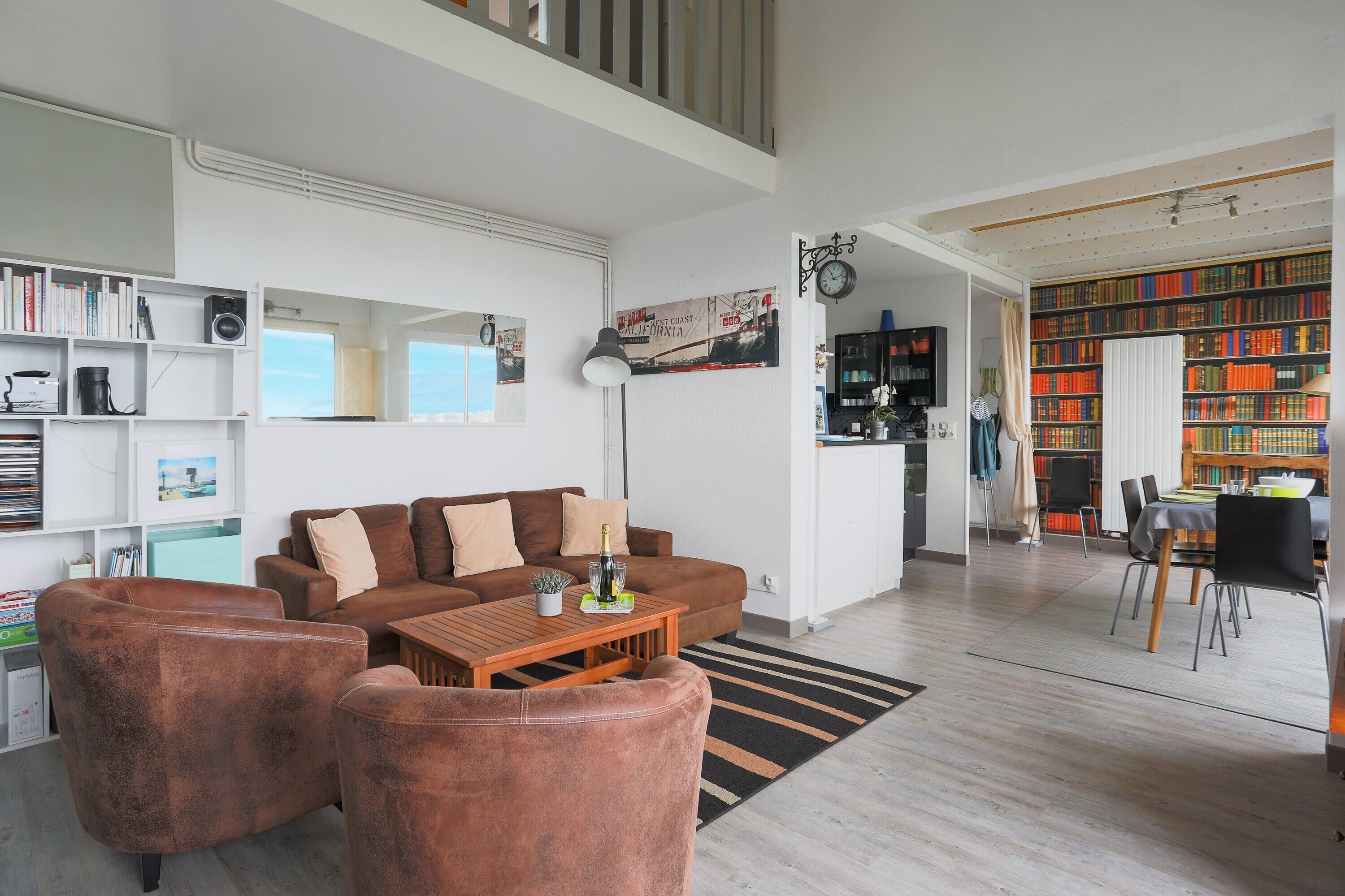 Televisión, reproductor de DVD, estéreo