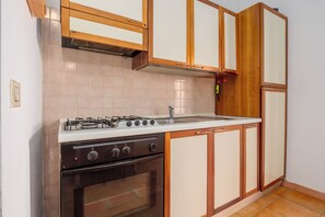 Jääkaappi, uuni, liesi, kahvin-/teenkeitin