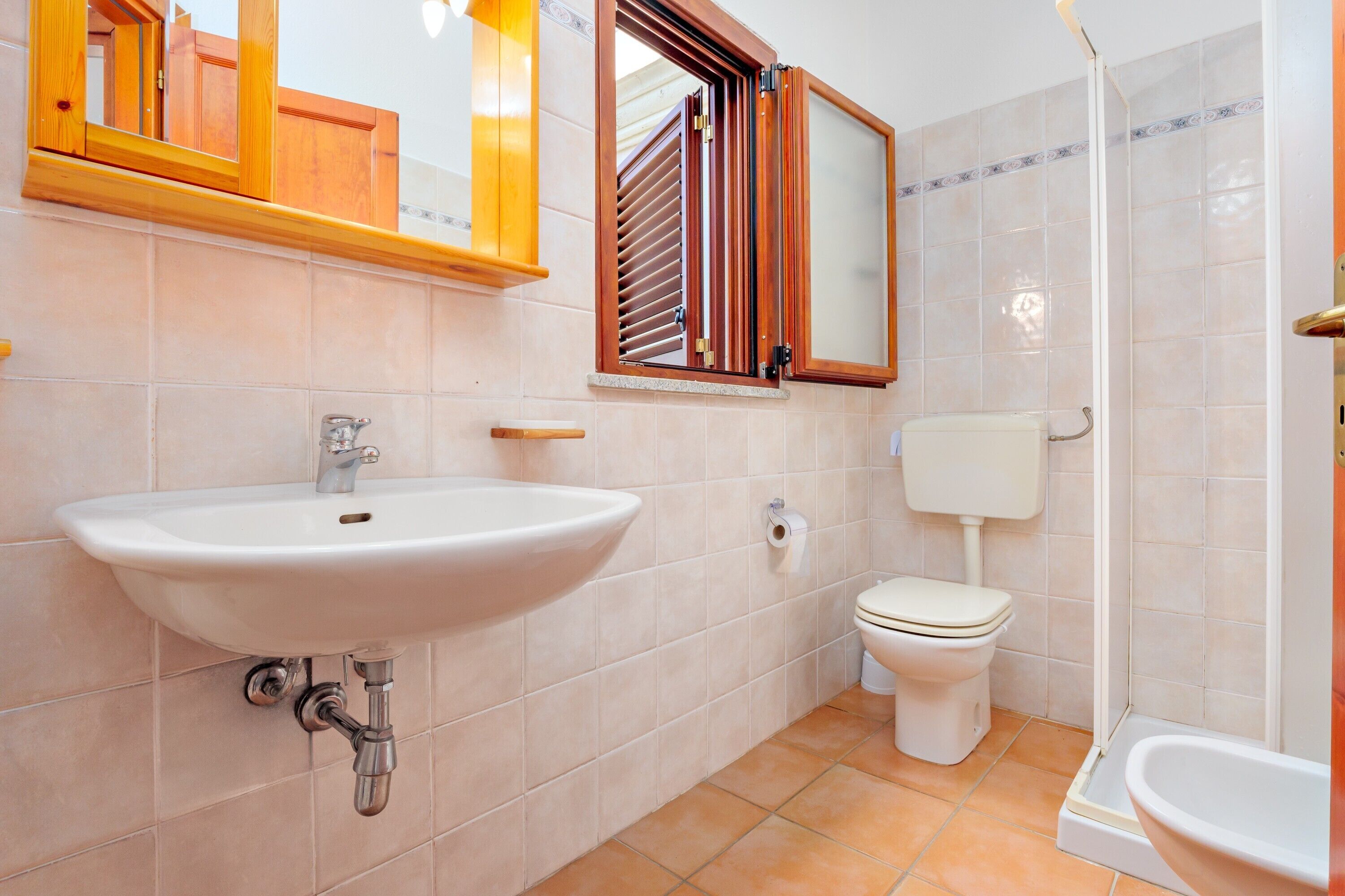 Ein Badezimmer mit Waschbecken, Toilette und Dusche.
