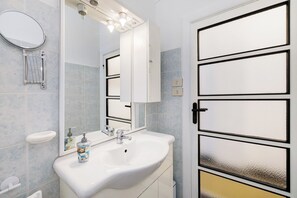 Douche, articles de toilette gratuits, sèche-cheveux