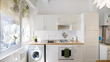 Jääkaappi, mikroaaltouuni, uuni, liesi