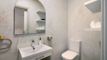 Een douche, een haardroger, handdoeken