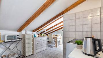 Frigorifero, microonde, forno, piano cottura