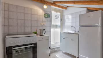 Frigorifero, microonde, forno, piano cottura