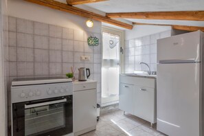 Fridge, microwave, oven, stovetop - Apartment 'Isola Di Giava Holiday' with Private Terrace, Wi-Fi & Air Conditioning (Sorso)