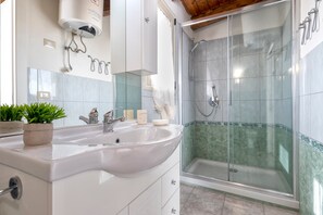Een douche, een haardroger, handdoeken