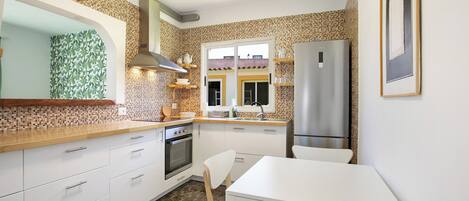 Kühlschrank, Mikrowelle, Ofen, Herdplatte