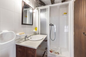 Shower, hair dryer, towels - Holiday Home "Casa Rural Atalaya-Coy" with Mountain Views, Private Terrace and Garden (Coy)