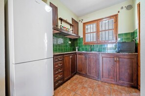 Réfrigérateur, micro-ondes, plaque de cuisson, cafetière/bouilloire