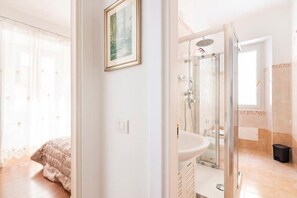 Shower, hair dryer, bidet, towels - Alghero[Apartment in the center] Free Wifi (Alghero)