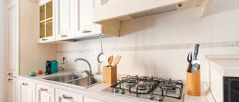 Frigorifero, microonde, forno, piano cottura