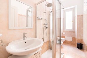 Dusche, Haartrockner, Bidet, Handtücher