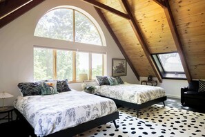 5 habitaciones, escritorio y tabla de planchar con plancha 