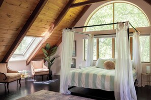 5 bedrooms, desk, iron/ironing board, travel crib