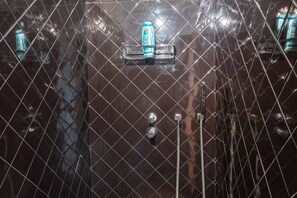 Ducha, bidet, toallas