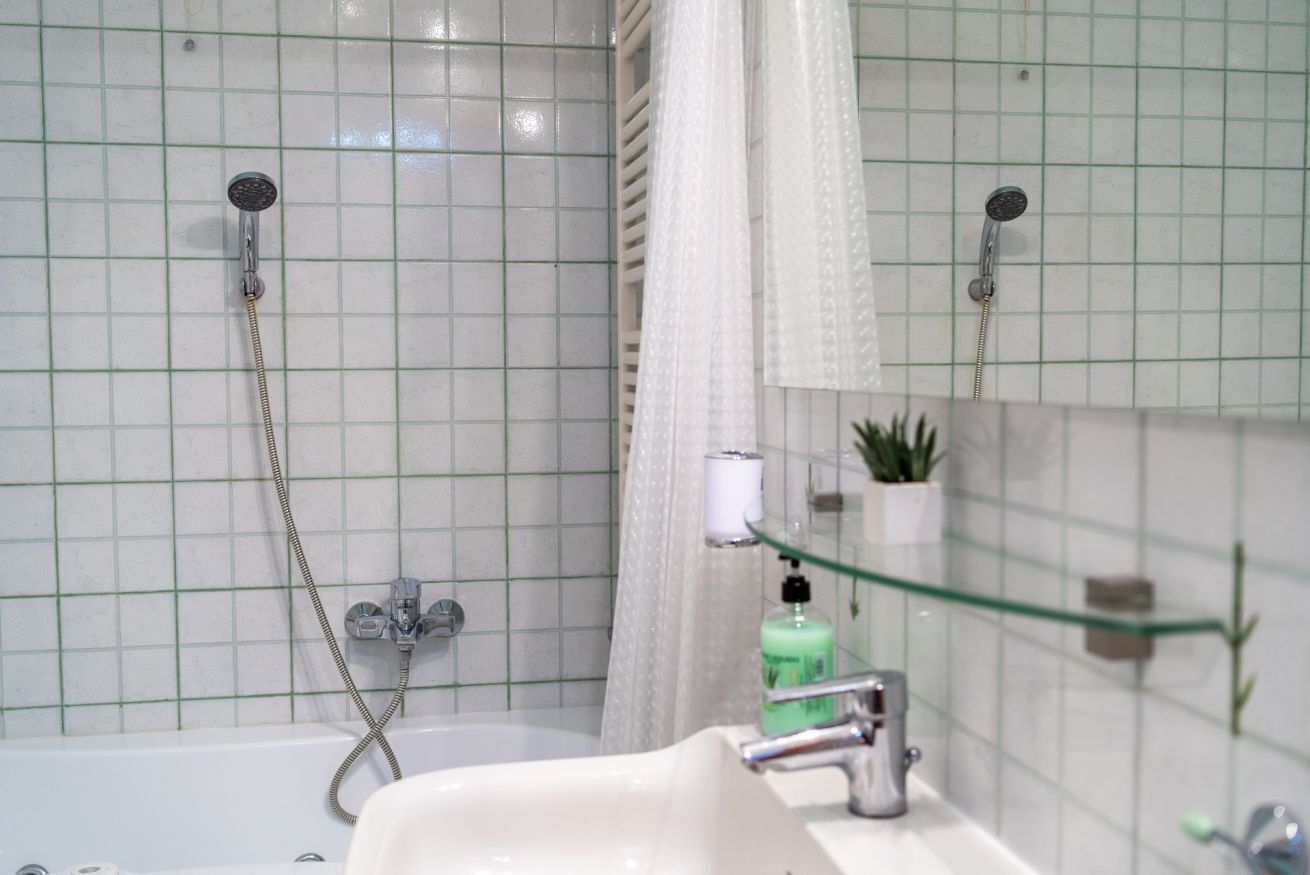 Shower, bidet, towels