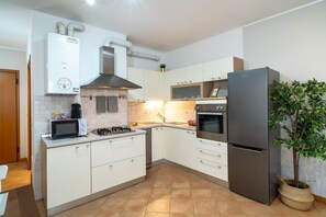 Micro-ondes, four, plaque de cuisson, cafetière/bouilloire