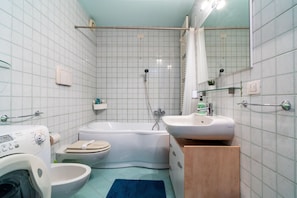 Regadera, bidet, toallas 
