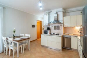Microwave, oven, stovetop, coffee/tea maker