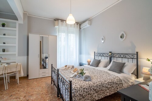 Italian Terraces City Center - White Room